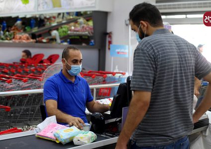 مواطنون يلتزمون بارتداء الكمامات أثناء التسوق بغزة بسبب انتشار فيروس كورونا
