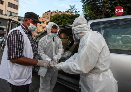 أطباء يرتدون الملابس الوقاية خلال أخذ عينات فحص كورونا