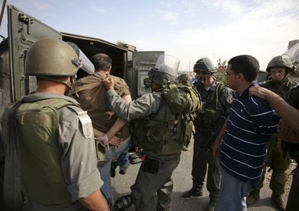 الاحتلال ينكل بثلاثة أسرى أثناء عملية اعتقالهم