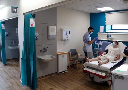 بريطانيا تدرس فرض عزل عام آخر مع تسارع تفشي كورونا