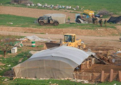 سلطات الاحتلال تخطر بوقف البناء في مزرعة لتربية الدواجن