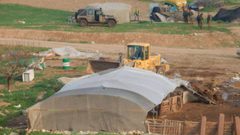 سلطات الاحتلال تخطر بوقف البناء في مزرعة لتربية الدواجن