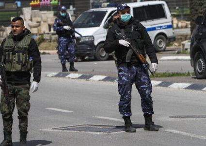 شرطة نابلس تلقي القبض على شخص هارب من العدالة