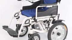 محافظ الخليل يسلم كراسي كهربائية متحركة لذوي الإعاقة