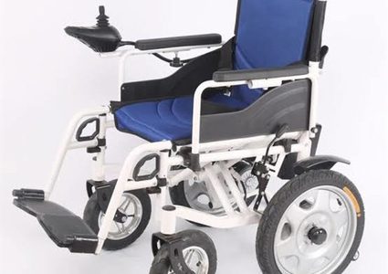 محافظ الخليل يسلم كراسي كهربائية متحركة لذوي الإعاقة