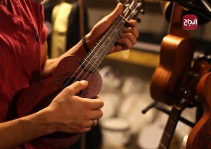 مواطنون يعرضون الآت موسيقية في متجرهم في مدينة غزة