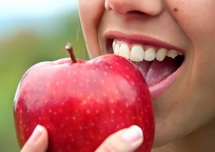 أهم الخضراوات التي تساعد على تنظيف الأسنان