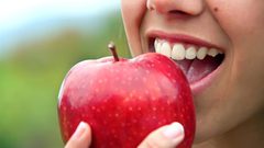 أهم الخضراوات التي تساعد على تنظيف الأسنان