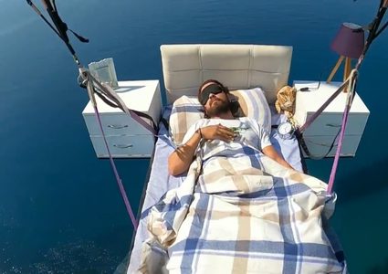 تركيا.. شاب يطير بسريره ويأخذ قيلولة بالسماء !