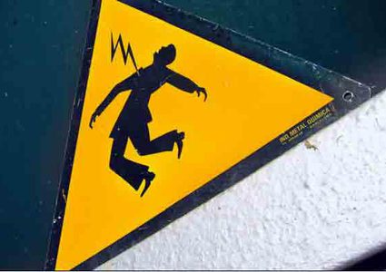 عكا: إصابة شاب بجروح خطيرة نتيجة التعرض لصعقة كهربائية