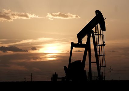 النفط يغلق على ارتفاع طفيف بعد موجة مبيعات