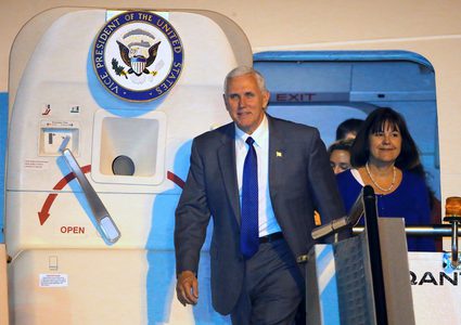 طائر يجبر طائرة نائب ترامب على الهبوط اضطراريا