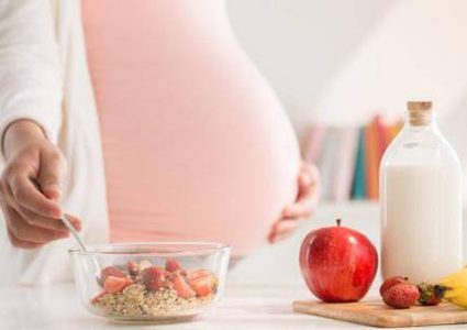 كيف تحصل المرأة الحامل على غذاء صحي لها ولجنينها؟