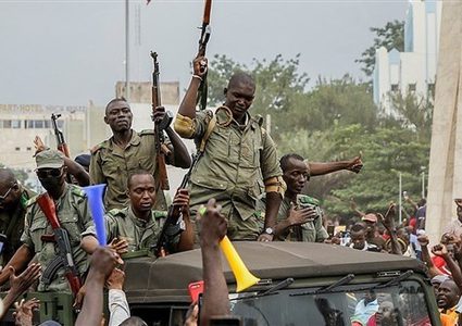 فرنسا تطالب المجلس العسكري في مالي بتسليم السلطة للمدنيين