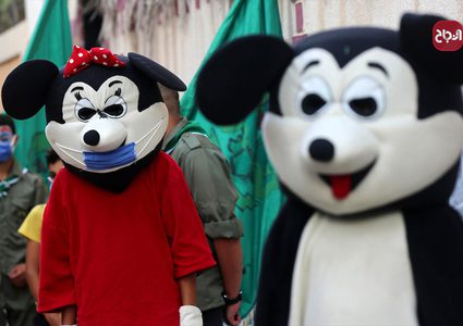 مهرجون يقدمون عروض ترفيهية للأطفال المعزولين في منازلهم بسبب كورونا في دير البلح وسط قطاع غزة