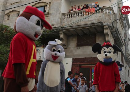 مهرجون يقدمون عروض ترفيهية للأطفال المعزولين في منازلهم