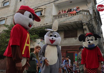 مهرجون يقدمون عروض ترفيهية للأطفال المعزولين في منازلهم