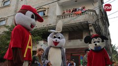 مهرجون يقدمون عروض ترفيهية للأطفال المعزولين في منازلهم بسبب كورونا في دير البلح وسط قطاع غزة