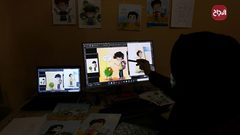 الفنانة الفلسطينية نيفين أبو سالم من دير البلح ترسم شخصيات كرتونية
