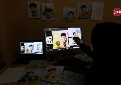 الفنانة الفلسطينية نيفين أبو سالم من دير البلح ترسم شخصيات كرتونية
