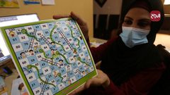 الفنانة الفلسطينية نيفين أبو سالم من دير البلح ترسم شخصيات كرتونية