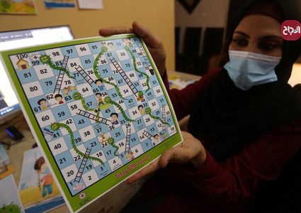 الفنانة الفلسطينية نيفين أبو سالم من دير البلح ترسم شخصيات كرتونية