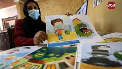 الفنانة الفلسطينية نيفين أبو سالم من دير البلح ترسم شخصيات كرتونية