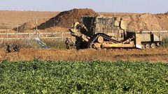 جرافات الاحتلال تتوغل في اراضي المواطنين شرق ووسط غزة