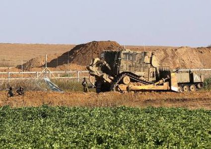 جرافات الاحتلال تتوغل في اراضي المواطنين شرق ووسط غزة