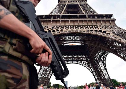 اخلاء برج ايفل بعد تلقي تهديد بوجود قنبلة