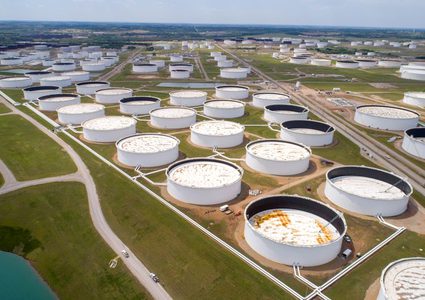 ارتفاع مخزونات النفط الأمريكية وهبوط بمخزون البنزين