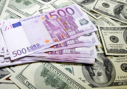 اليورو يهبط لأقل مستوى في شهرين