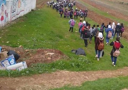 الاحتلال يعيق وصول الطالبات الى مدرستهن في اللبن الشرقية