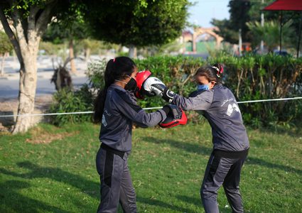 فتيات من غزة يتدربن على الملاكمة في مكان عام بعد قرار اغلاق الصالات الرياضية بسبب تفشي فيروس كورونا