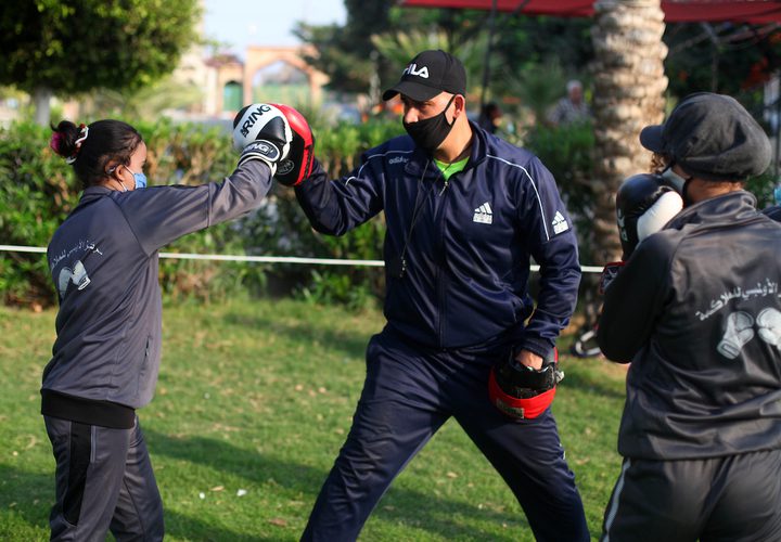 فتيات من غزة يتدربن على الملاكمة في مكان عام بعد قرار اغلاق الصالات الرياضية بسبب تفشي فيروس كورونا