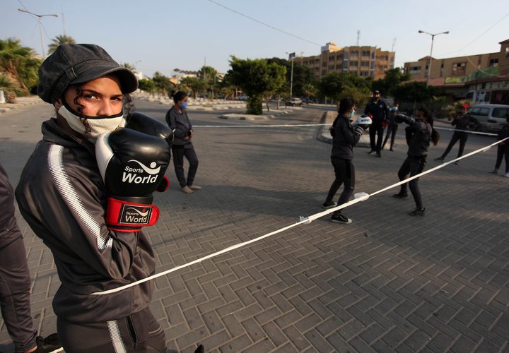 فتيات من غزة يتدربن على الملاكمة في مكان عام بعد قرار اغلاق الصالات الرياضية بسبب تفشي فيروس كورونا