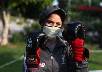 فتيات من غزة يتدربن على الملاكمة في مكان عام بعد قرار اغلاق الصالات الرياضية بسبب تفشي فيروس كورونا