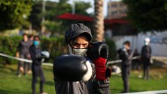 فتيات من غزة يتدربن على الملاكمة في مكان عام بعد قرار اغلاق الصالات الرياضية بسبب تفشي فيروس كورونا