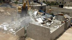 الخليل: الاحتلال يخطر بهدم منزل ويصور 3 أخرى مهددة بالهدم في يطا