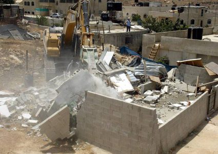 الخليل: الاحتلال يخطر بهدم منزل ويصور 3 أخرى مهددة بالهدم في يطا