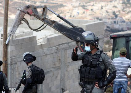 قوات الاحتلال تهدم منزلًا في بلدة بيت عوا