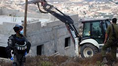 قوات الاحتلال تهدم منزل المواطن مفيد أبو زعنونة بحجة البناء غير المرخص في بلدة بيت عوا جنوب غرب الخليل