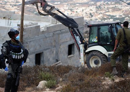 قوات الاحتلال تهدم منزلًا في بلدة بيت عوا