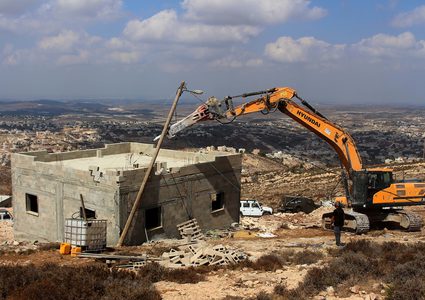 قوات الاحتلال تهدم منزل المواطن مفيد أبو زعنونة بحجة البناء غير المرخص في بلدة بيت عوا جنوب غرب الخليل