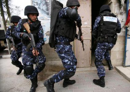 الشرطة تقبض على مطلوبين للعداله وتضبط مركبات غير قانونية في جنين