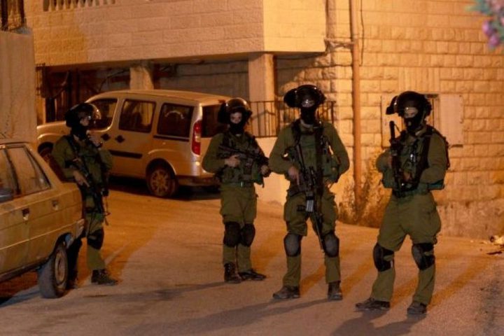 الاحتلال يعتقل شابين بعد اقتحام بلدة العيسوية شمال القدس