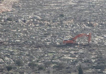 نابلس: مستوطنون يجرفون مساحات من أراضي المواطنين في قرية جالود