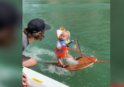 شاهد .. طفل رضيع يتزلج على الماء