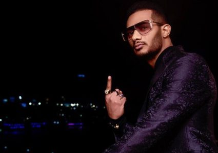 محمد رمضان يحصل على رخصة قيادة سيارة فاخرة في الإمارات