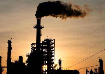 أسعار النفط تنخفض بعد بيانات مفاجئة